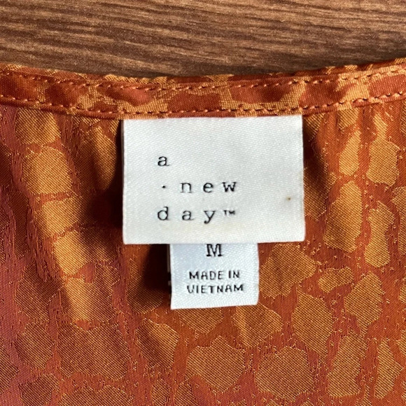 Blouse w/shoulder pads - Picture 2 of 5